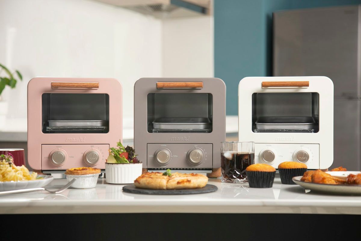 Mini hornos eléctricos de colores en una cocina moderna